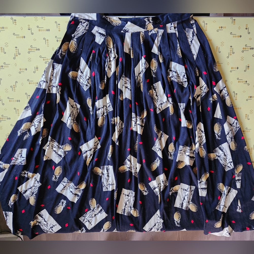 Vintage Simon Chang Pineapple/Surfer Printed Mid-length Skirt